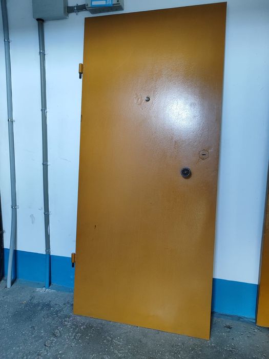 Продам железную дверь