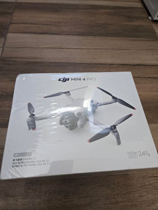 Дрон DJI - Mini 4 Pro Fly More Combo Чисто нов!