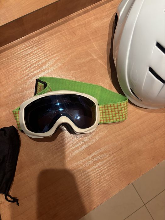 Каска, очила и маска за ски/сноуборд.