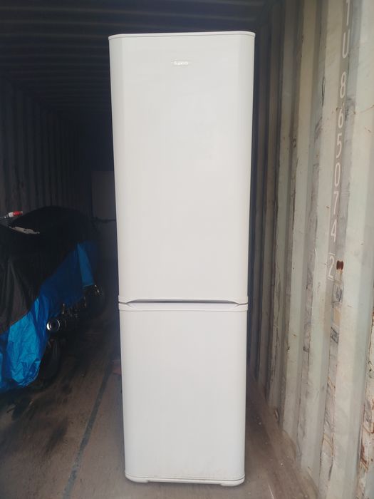 Практически новый холодильник