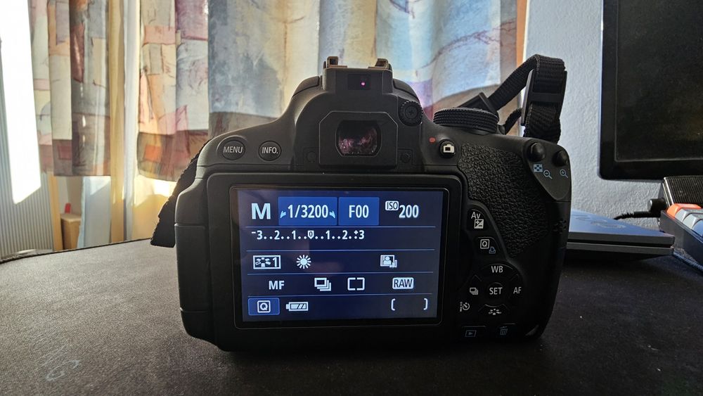 Kit complet DSLR Canon 700D + Grip + 5 baterii gata de fotografiat