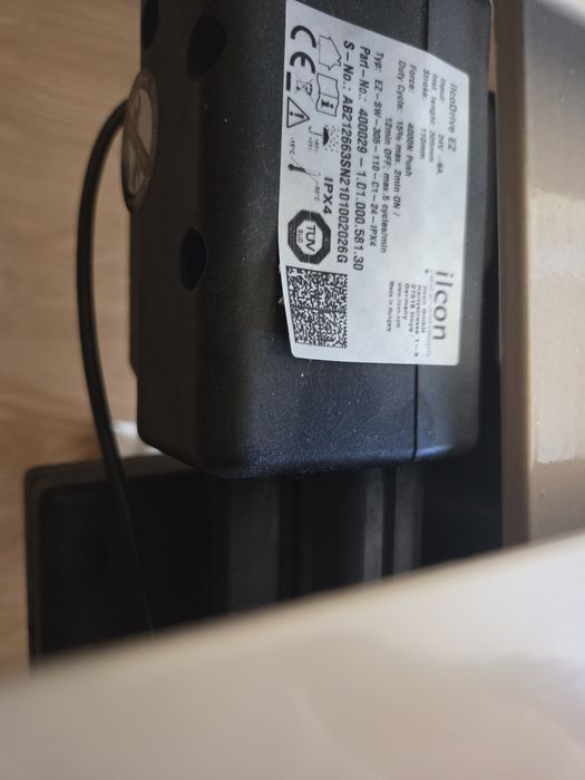 Болнично легло с дистанционно и папагал