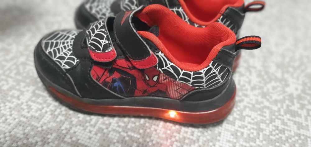 Светещи маратонки със спайдърмен