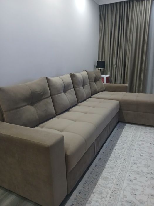Продается диван в гостинной