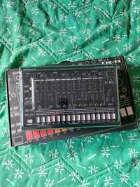 Drum machine / Tobosar electronic Roland TR8