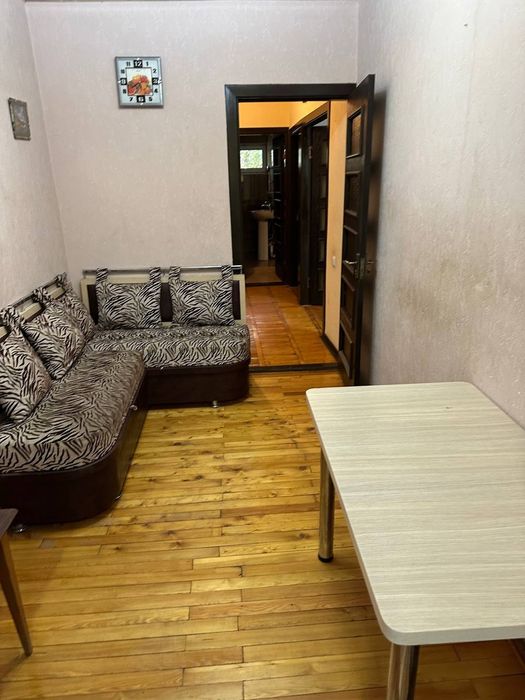 2-комнатная, у. Нукус (ориентир - посольство России)..