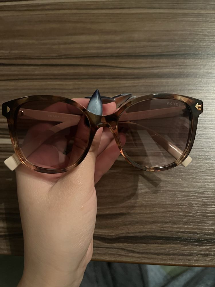 Слънчеви очила Prada