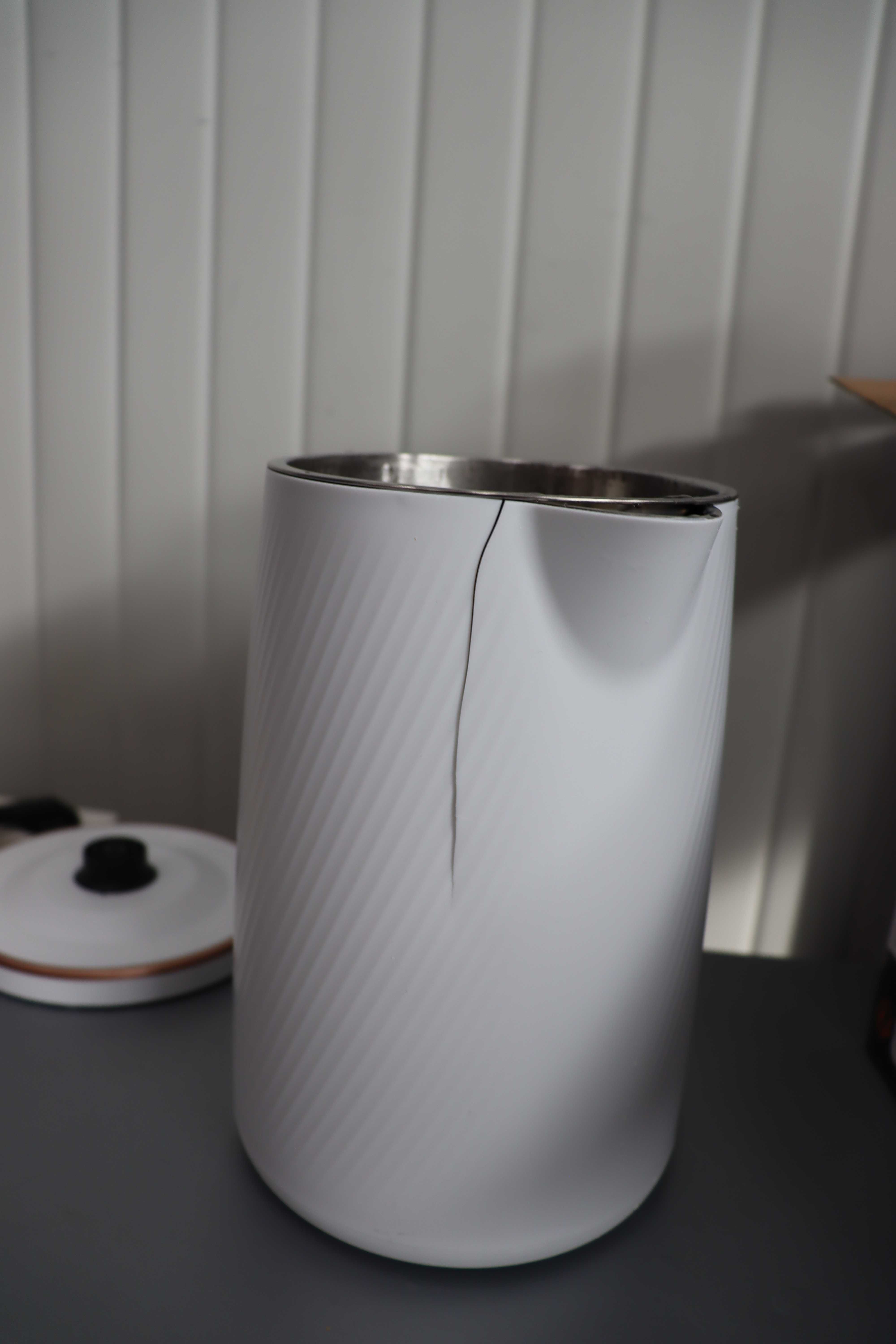 OLEGA Електрическа кана за вряща вода, 1500W 1,8L с лек ДЕФЕКТ