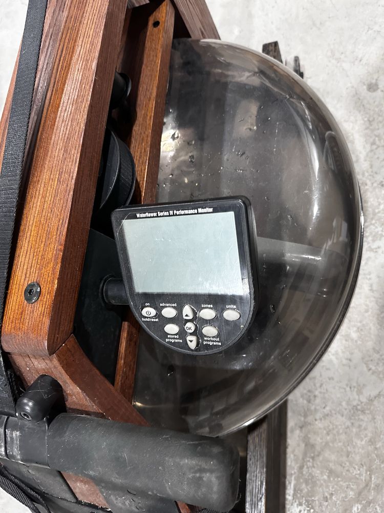 Бутиков гребен тренажор WaterRower – орех, ръчна изработка