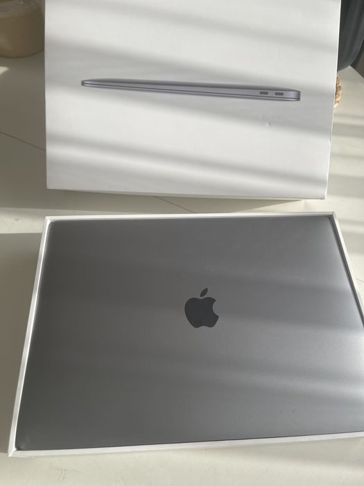 Макбук продам почти новый куплен в Корее