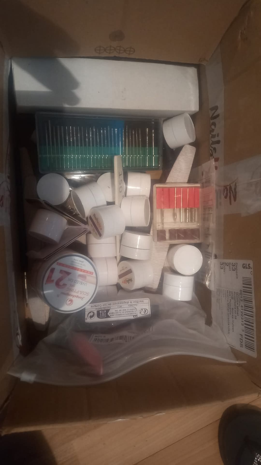 De vânzare diverse produse pt unghii