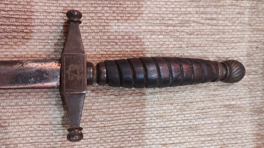Stilet vechi original cu garda demontabila.