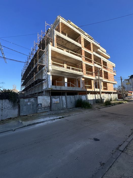 61 к.в ъглов магазин На 2 мин от Гранд Мол