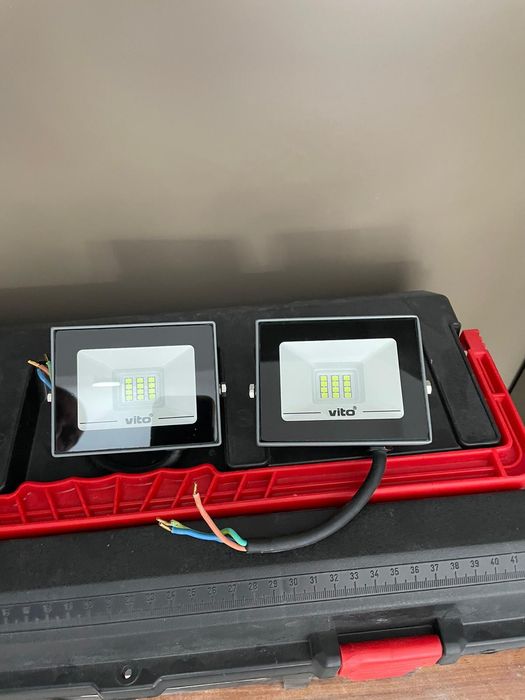 Две лед лампи, зелена светлина