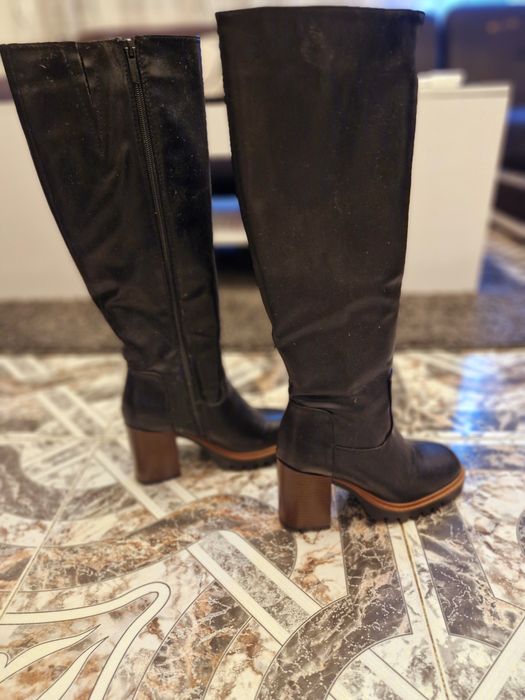 Продавам  ботуши-изкуствена кожа.