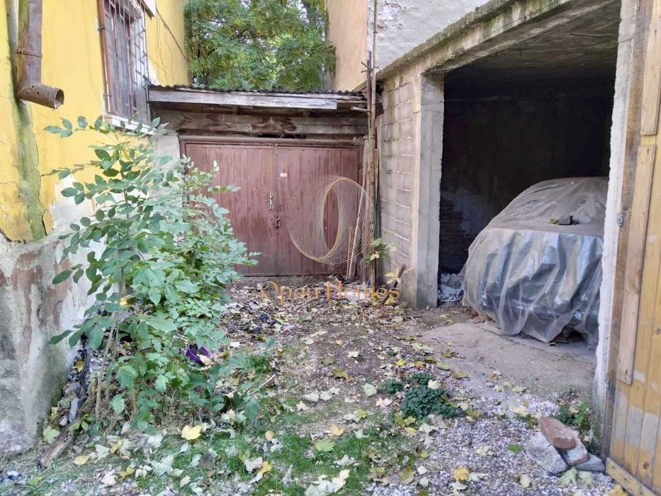 Парцел с масивна сграда в Широк център гр. Пазарджик