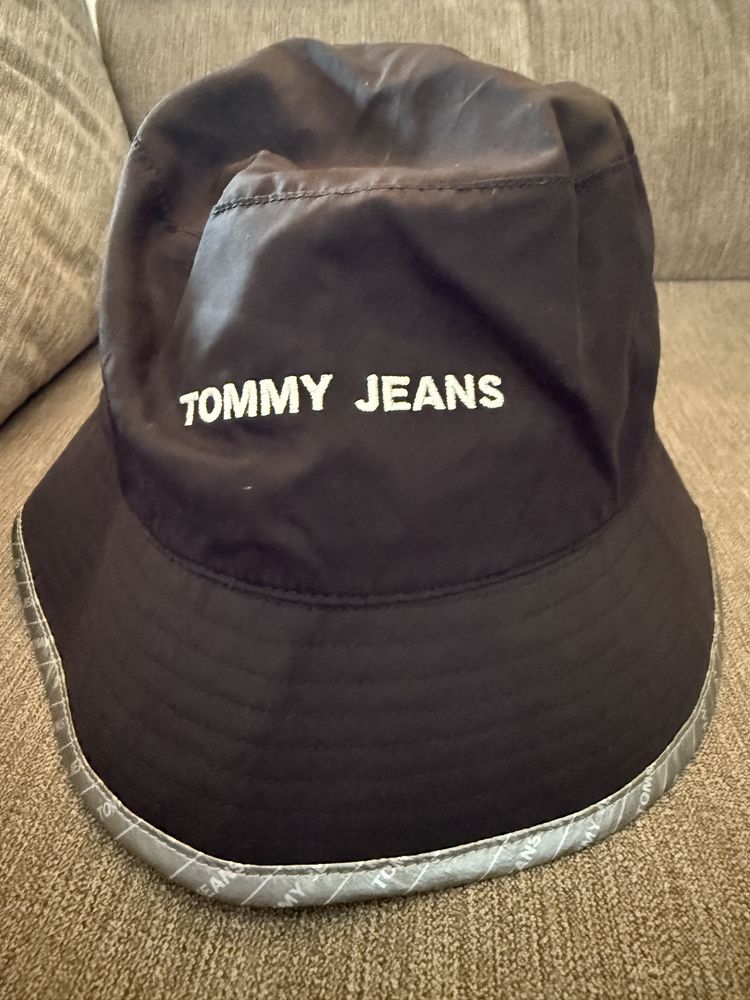 Шапка Tommy jeans унисекс, черна със сребърен кант