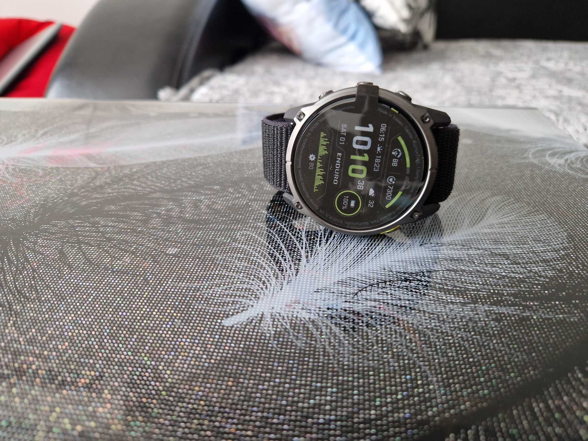Продавам часовник Garmin enduro 3 , с гаранция 24месеца ,без забележки