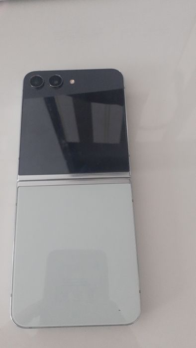 Здравейте,продавам Samsung flip 5