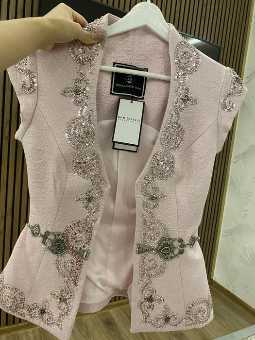 Киілмеген итткеткасымен тұр Medina Saktaganova кажекиі