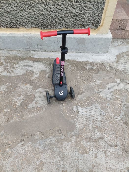 Trotinetă cu lumini la roți.