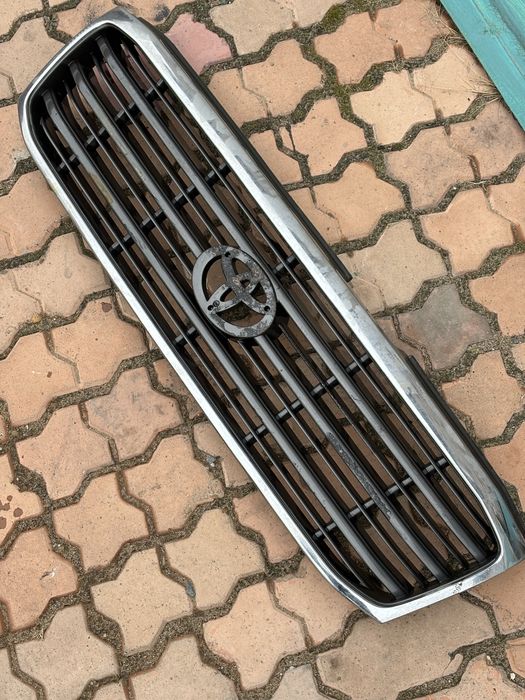 Продам решетку радиатора тайота