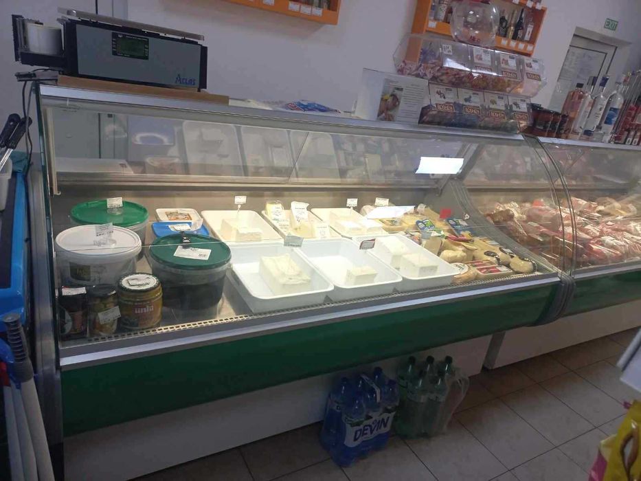 Две щандови хладилни витрини и една вертикална крайстенна.