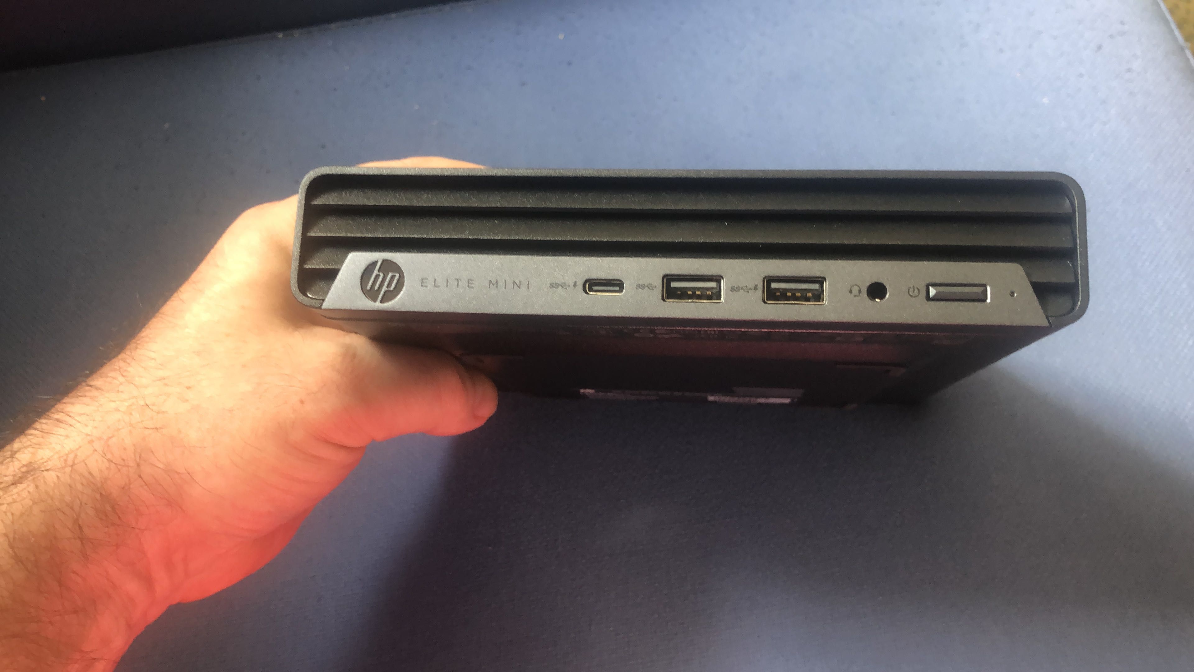 Продавам мини компютър HP Elite Mini 800 G9 Desktop PC