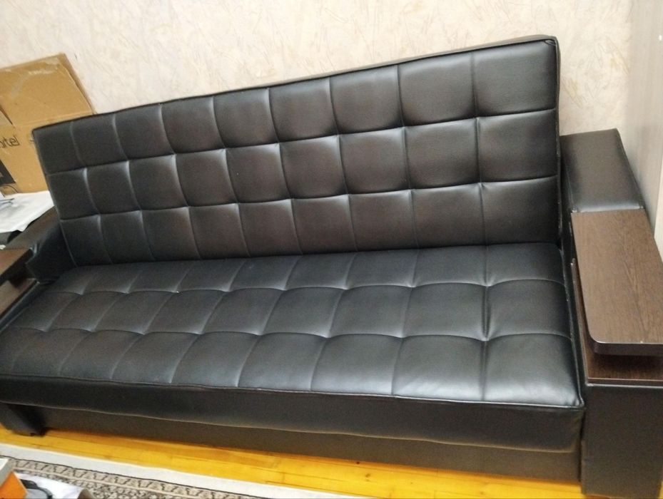 Диван кожаный раскладной