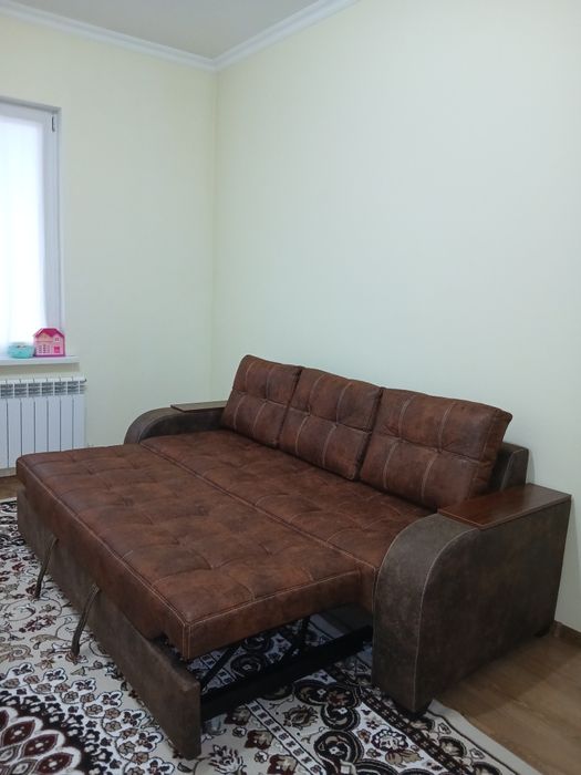 Прямой раскладной диван-кровать. Коричневый, под кожу.