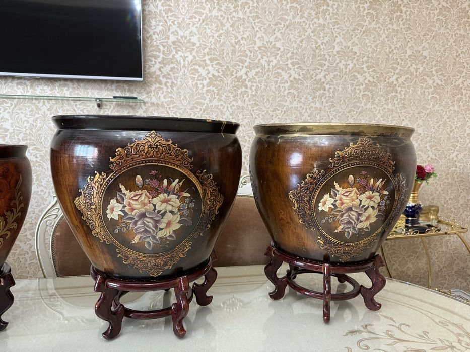 Керамические вазы 4 шт с подставками для офисов и больших домов