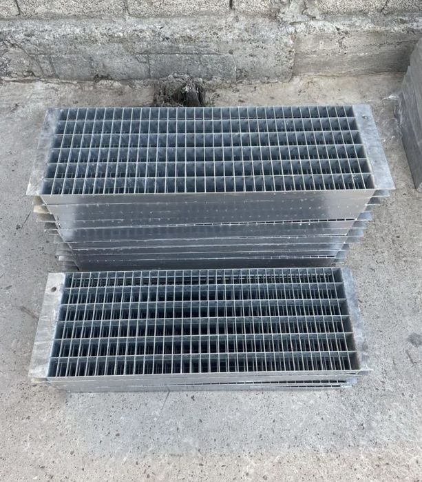 Vând grătare zincate și trepte pentru scări orice dimensiuni