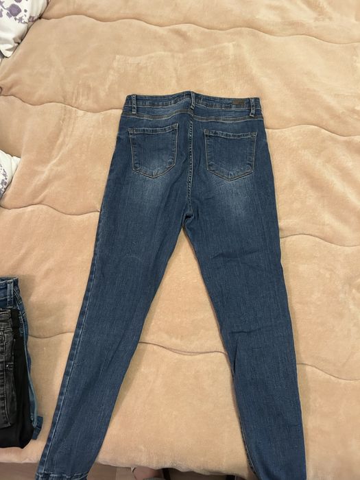 Различни сини дънки