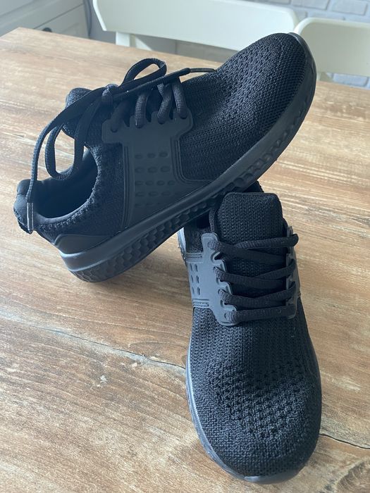 Vand papuci baieti, noi, marimea 32, negri, 60 lei