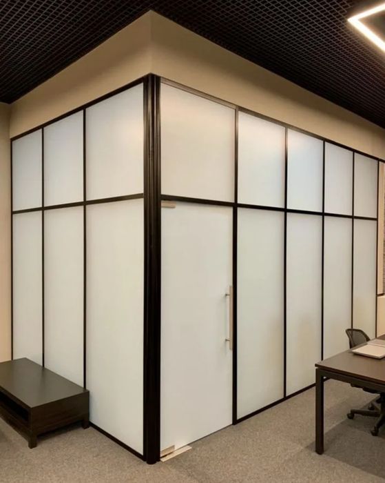 Оклейка стёкол, окон, перегородок матовой и смарт плёнкой.