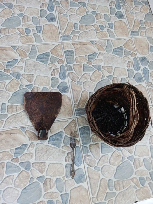 Стар кантар, други старинии и бензинова лампа