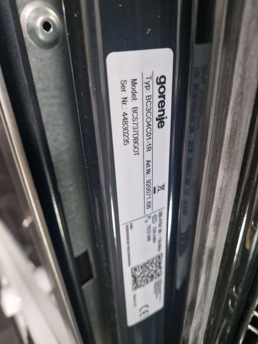 Фурна с керамичен плот за вграждане Gorenje 77 литра