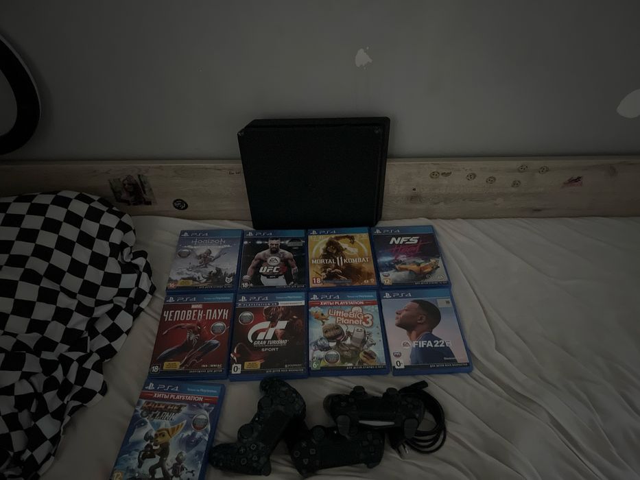 Ps4 абслужиная с 9 дисками 3 джостиками