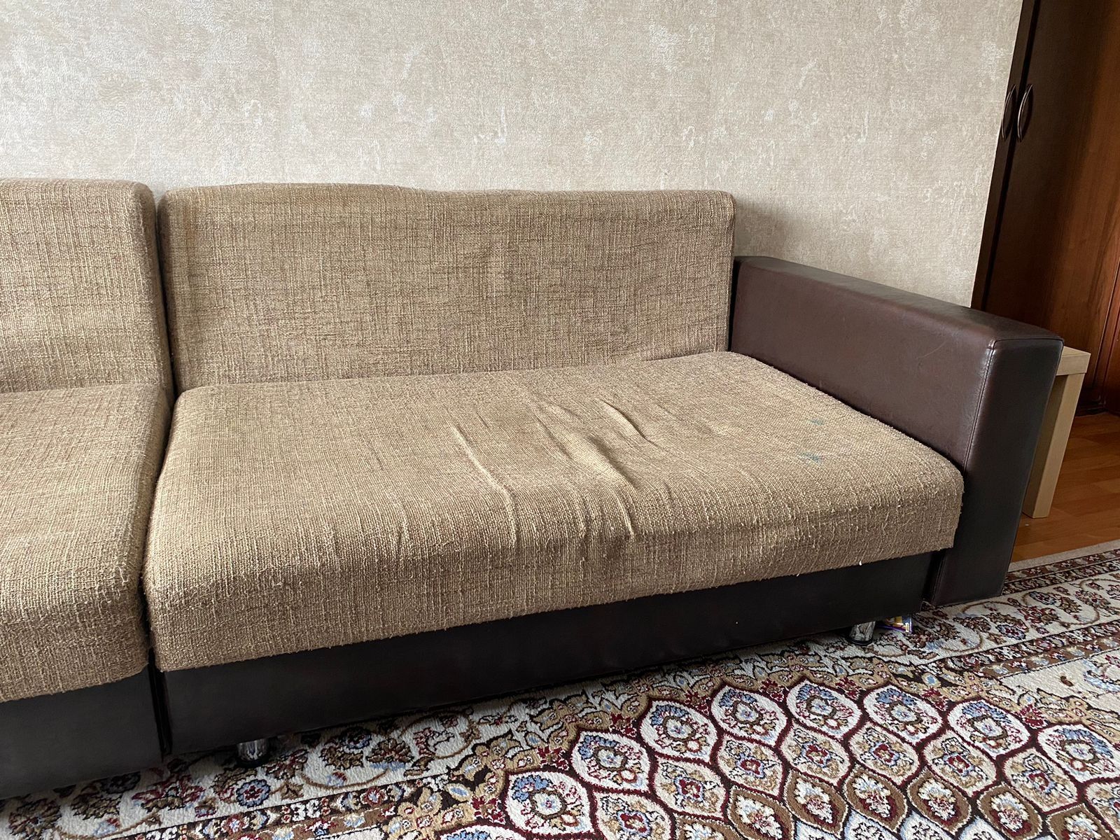 Старенький удобный диван