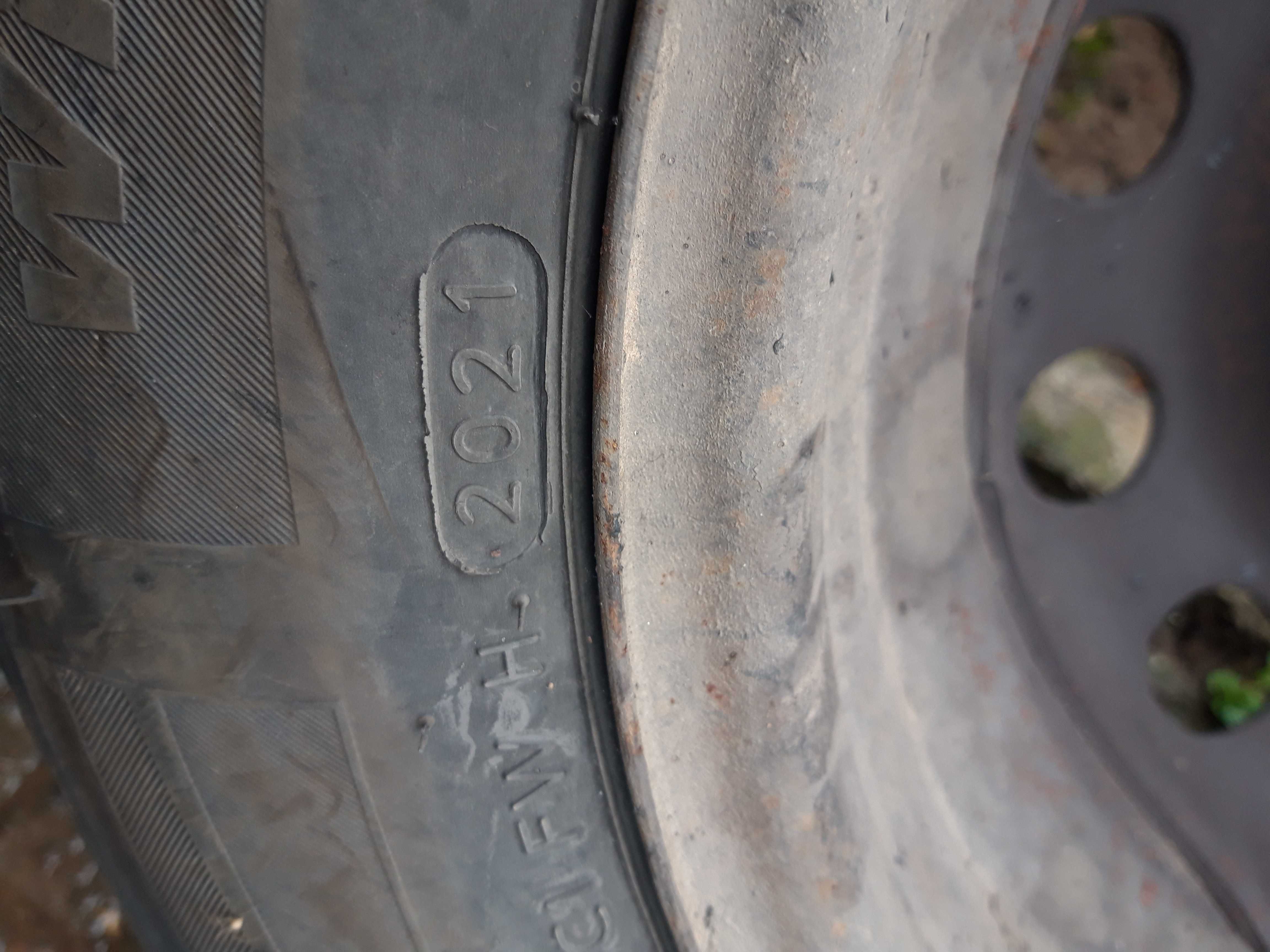 Зимни гуми със железни джанти 185 65 14 и тазове за форд фокос