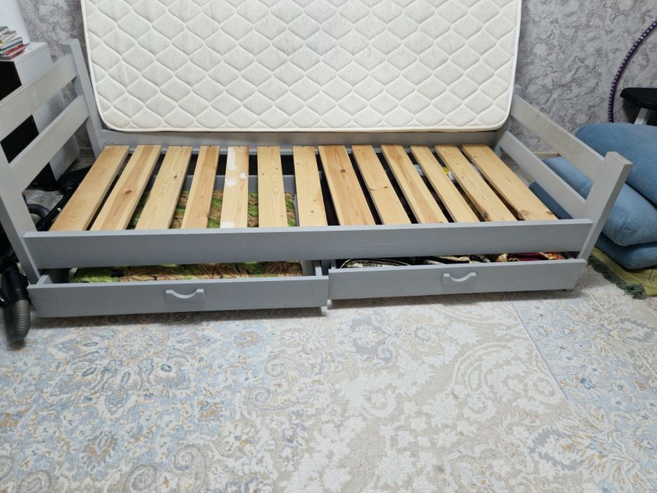 Продам кровать из дерева с матрасом