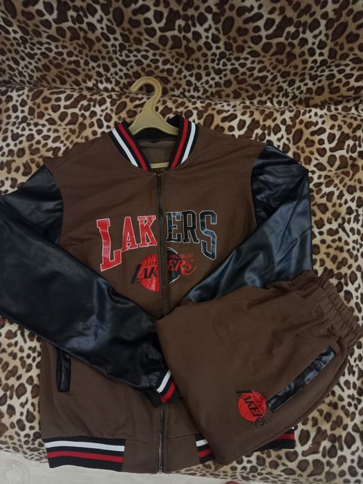 Продаю 2 костюма! Новые, без пятен.