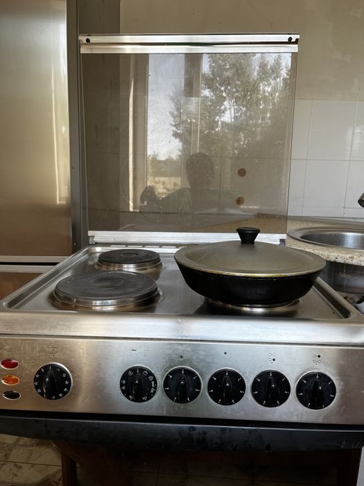 Кухонная плита стального цвета