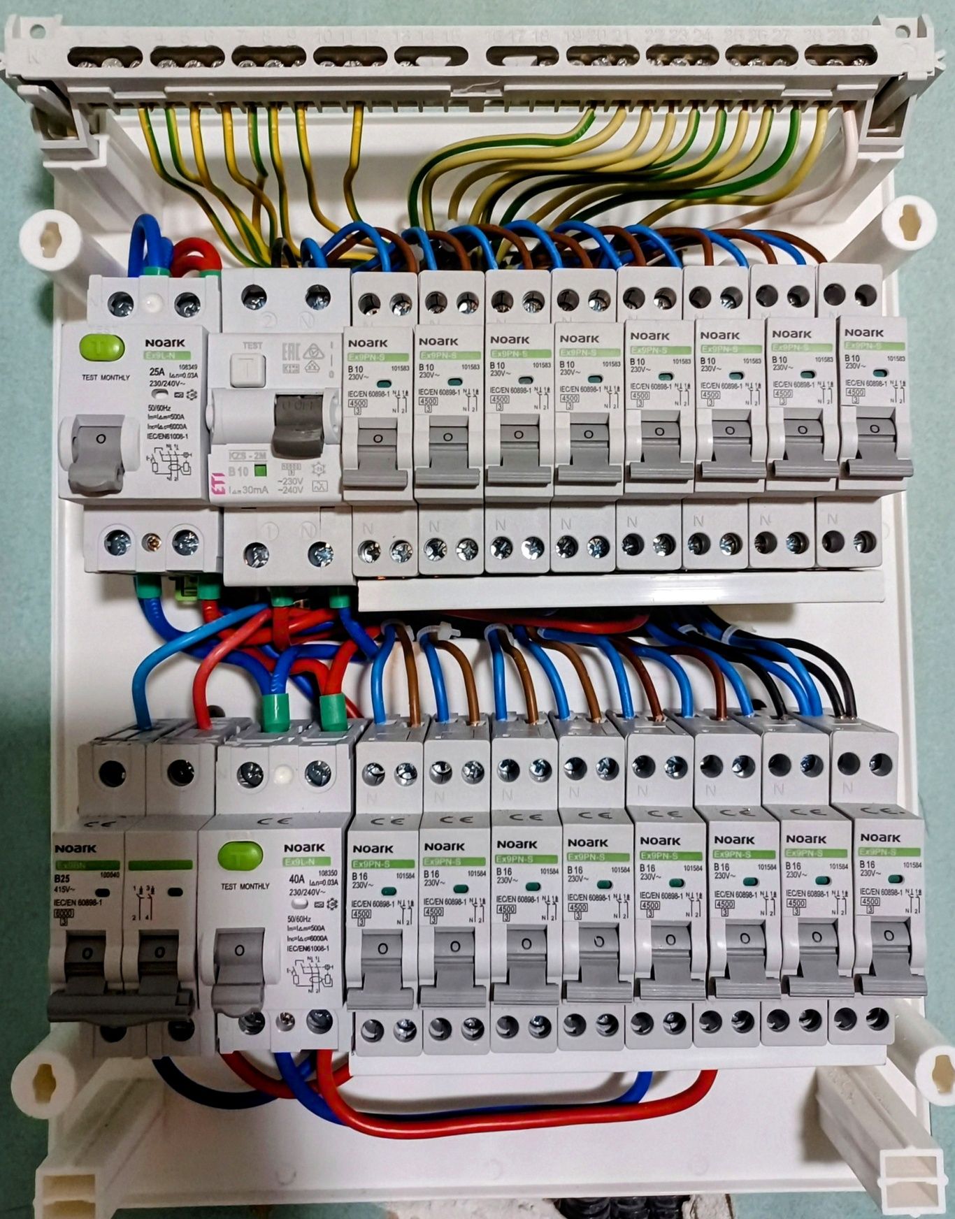 Electrician Botoșani. Reparații, extinderi instalații electrice.
