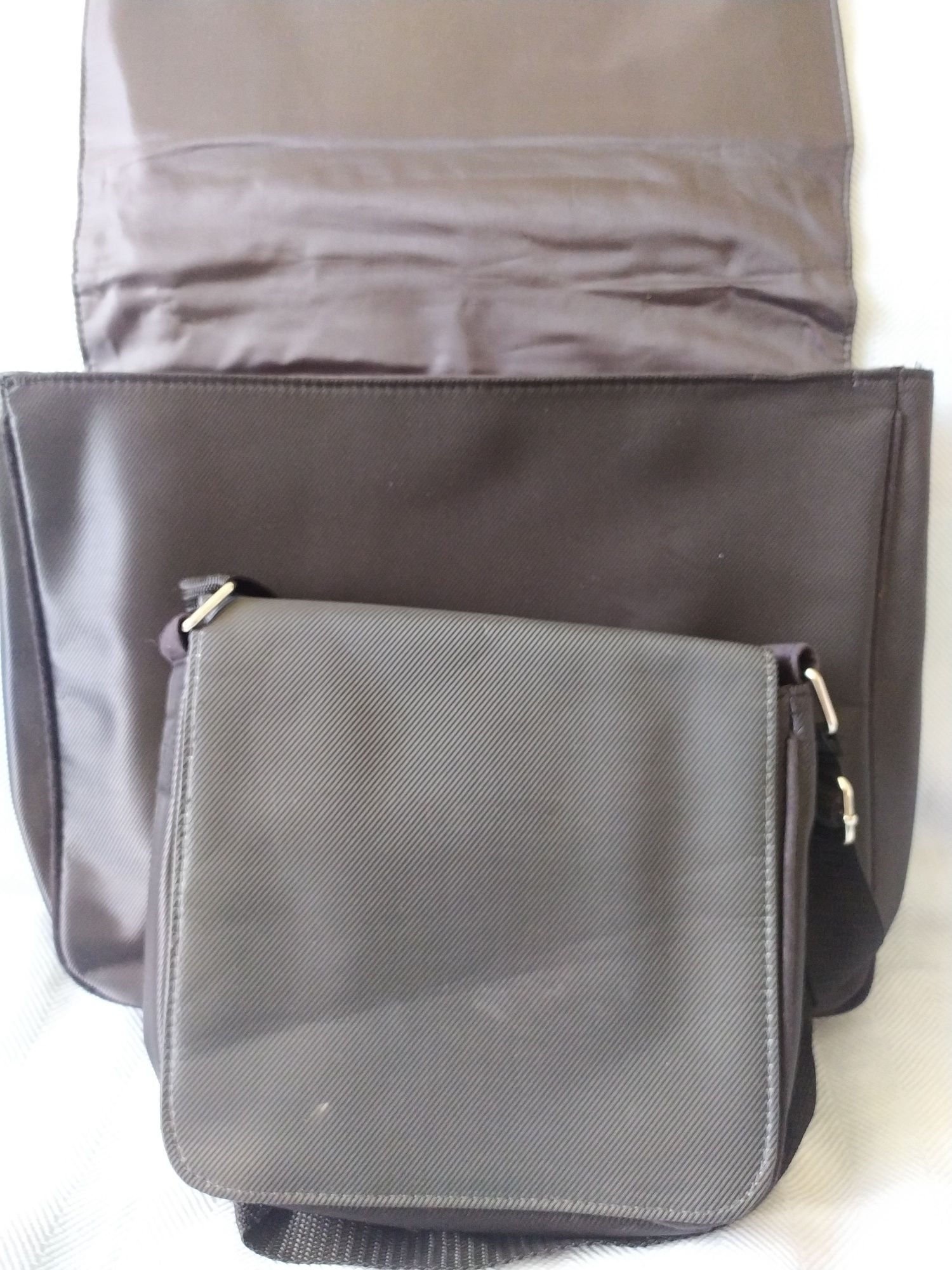 Set 1 geanta laptop + o geantă mai mică