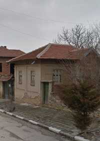 Продавам къща с двор в село Димча