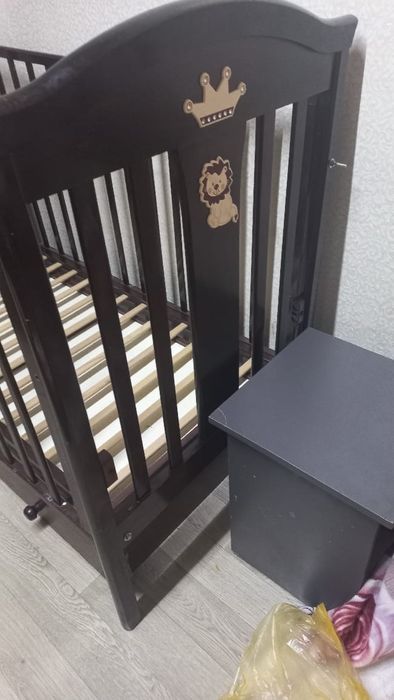 Продам манежку из красного чистого деврева, с матрасом