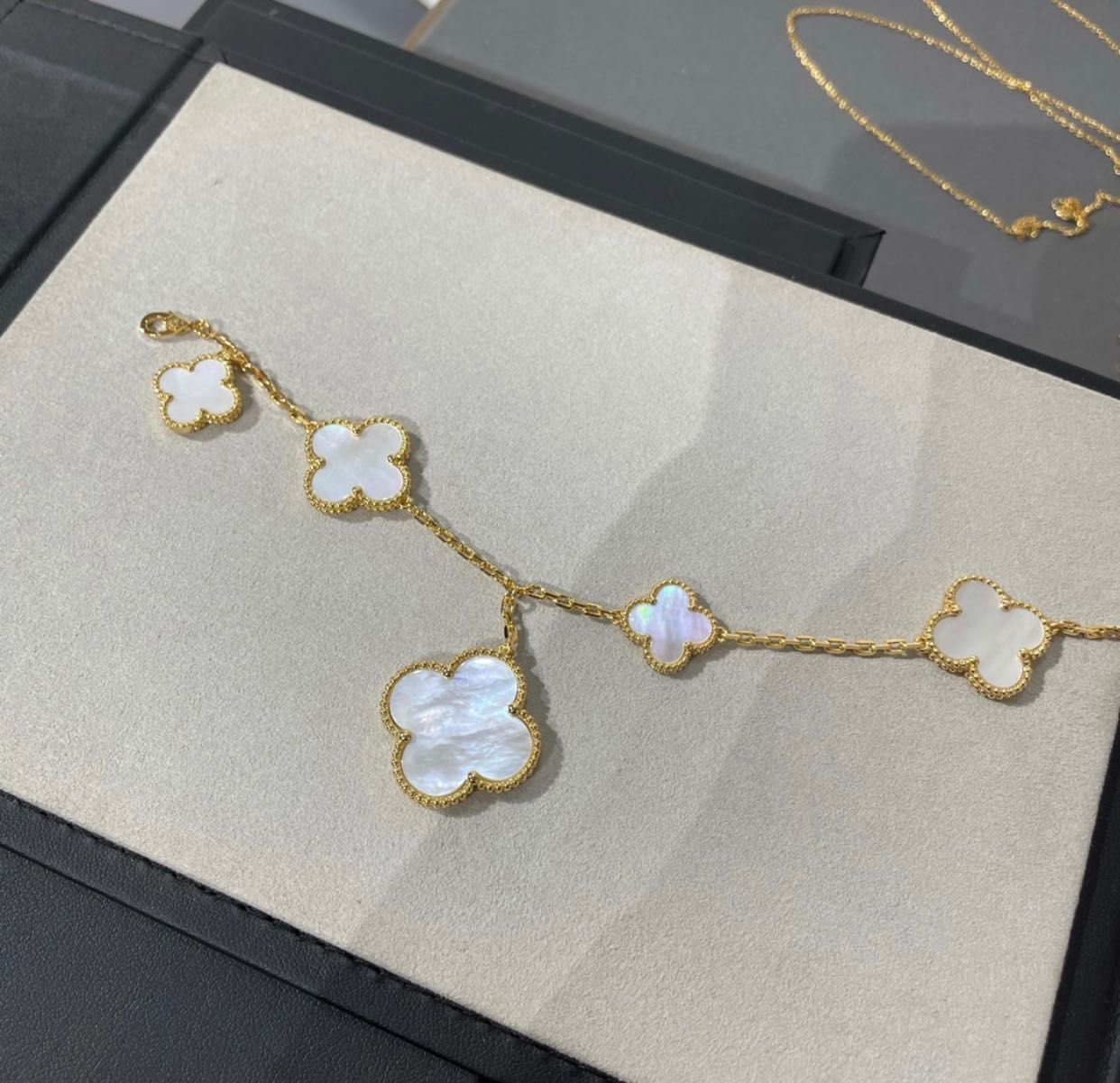 Позлатени гривни Van Cleef & Arpels