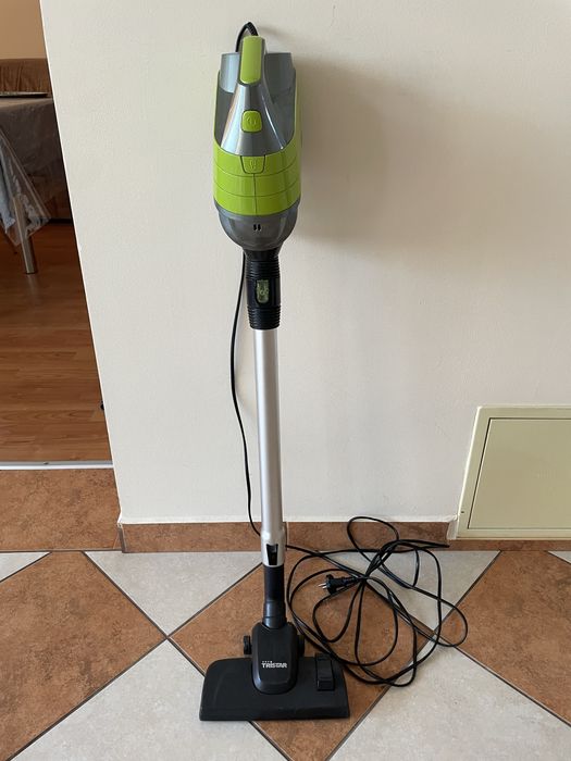 Aspirator vertical Tristar cu fir