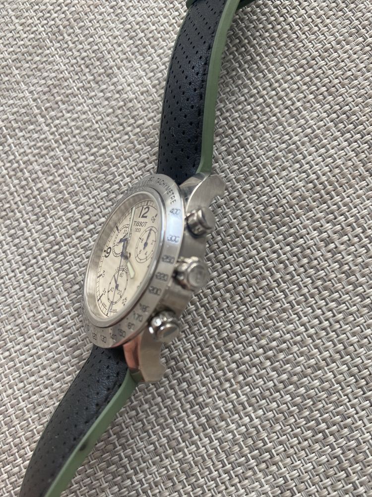 Часовник- Tissot V8 Chronograph